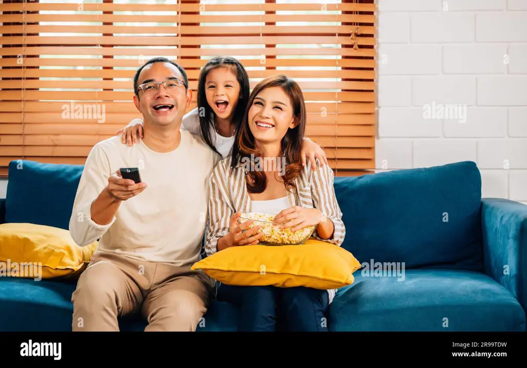 Momen kebersamaan keluarga Keluarga bahagia menonton film bersama-sama