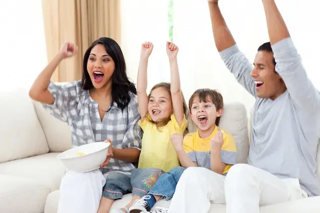 Momen kebersamaan keluarga Keluarga menonton anime di sofa