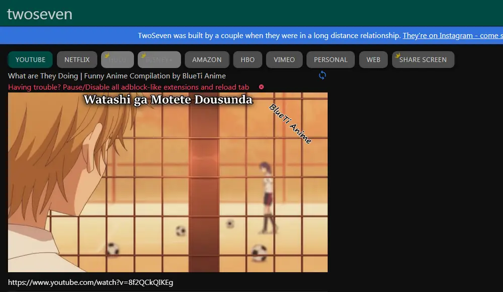 Menikmati Anime Bersama Teman Teman-teman sedang menonton anime bersama
