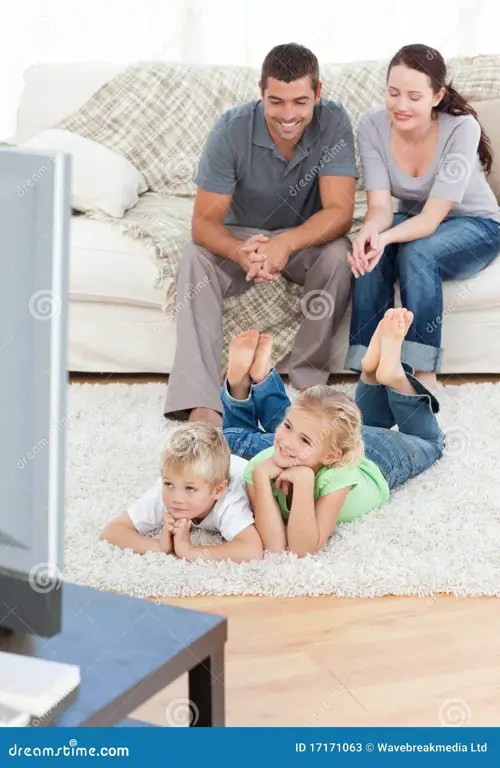 Gambar keluarga bahagia menonton TV bersama