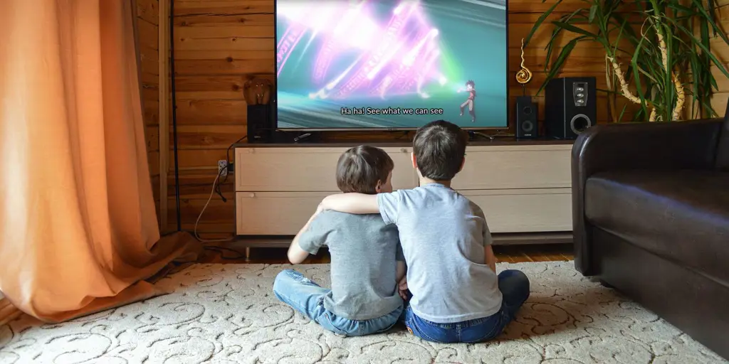 Momen Menyenangkan Menonton Anime Anak-anak yang sedang menonton anime dengan gembira