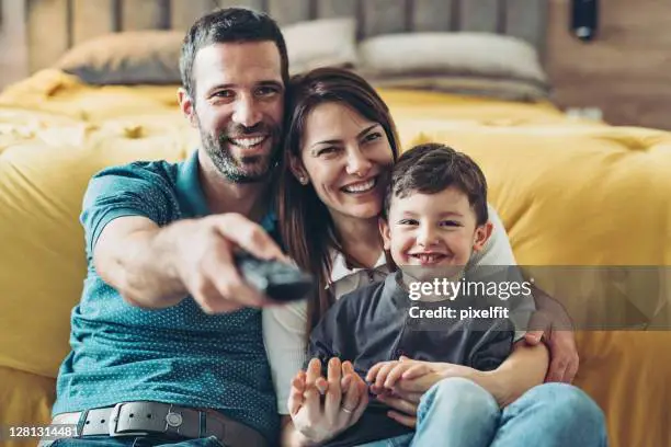 Hiburan yang aman dan mendidik untuk anak Anak-anak bahagia menonton televisi