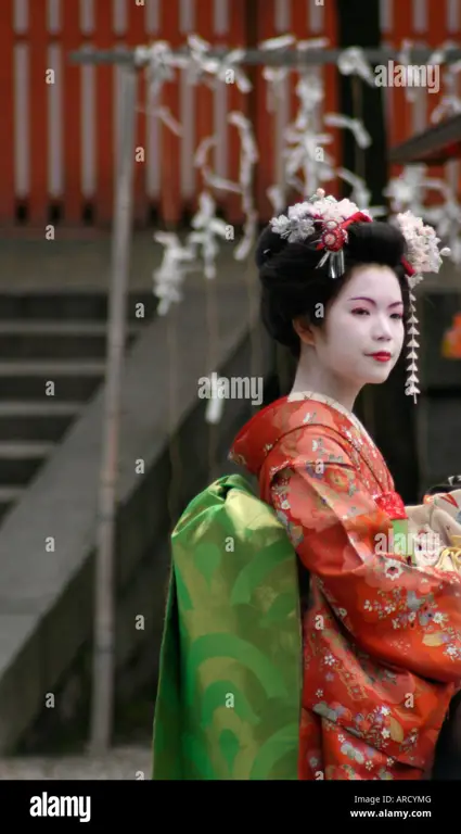 Kehidupan Sosial di Era Kaisan Gambar geisha dengan pakaian tradisional Jepang