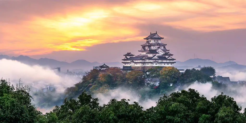 Keindahan Arsitektur di Era Kaisan Gambar kastil Jepang saat matahari terbenam