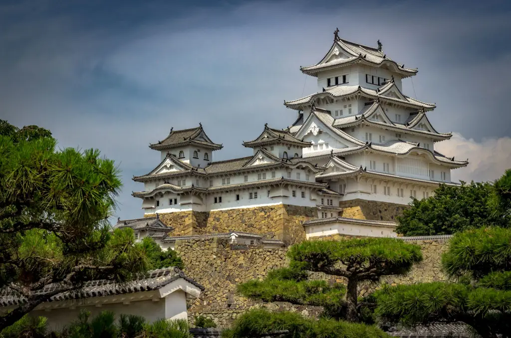 Keindahan Kastil di Era Kaisan Jepang Gambar detail arsitektur kastil Jepang yang megah
