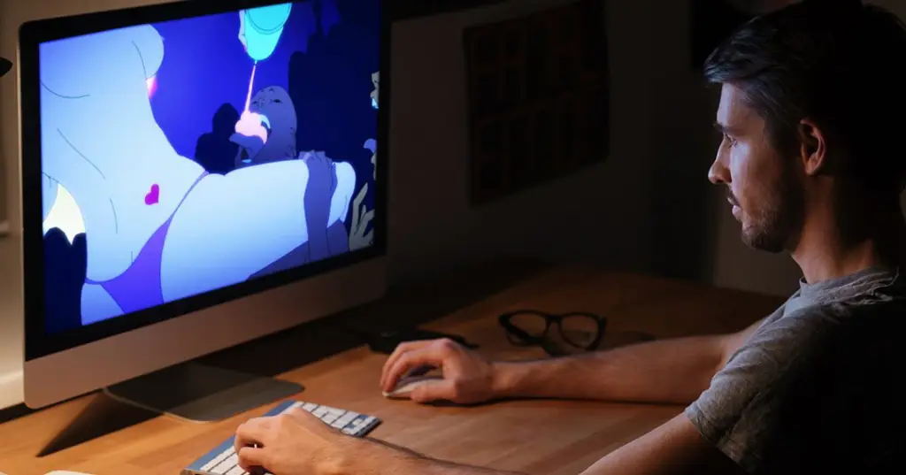 Kebahagiaan Menonton Anime Gambar penggemar anime yang sedang menonton anime dengan laptop sambil tersenyum bahagia