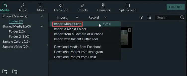 Menikmati anime di laptop Gambar seseorang menonton anime di laptop